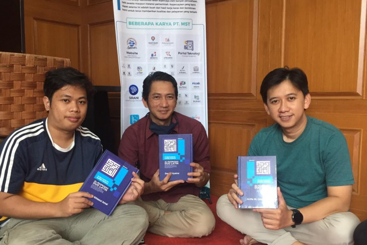 Pembagian Al-Quran untuk Seluruh Karyawan MST