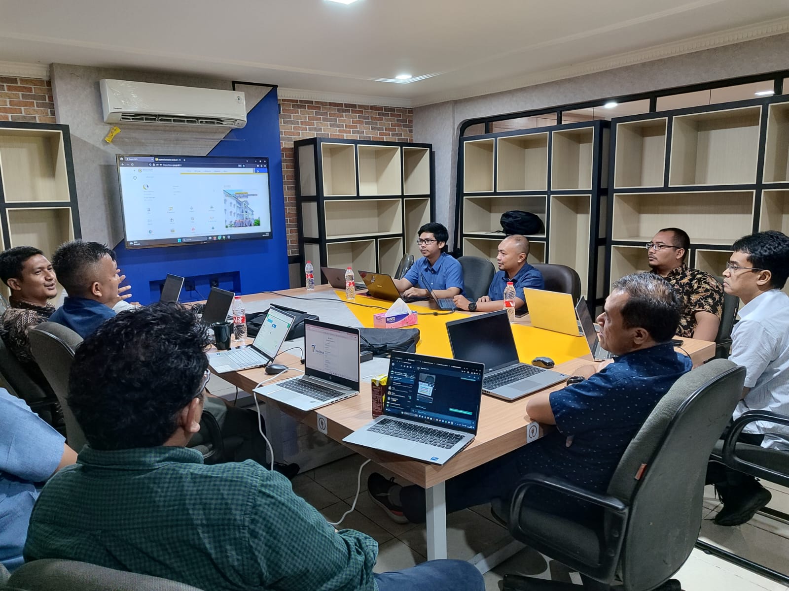 Show Progres Re-Engineering tampilan UI / UX Designer pada Aplikasi Simponi